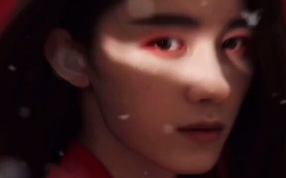 Thì ra cảnh trong phim truyền hình khi trâm cài đầu rơi, tóc xõa tung là có thật đấy!