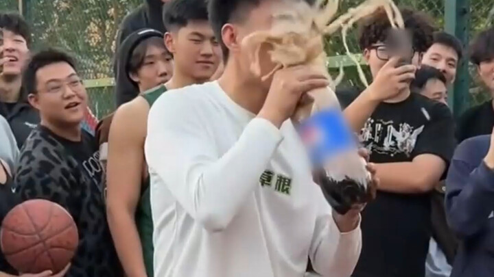 Tái hiện cảnh rồng hút nước, siêu tân binh đầy bản lĩnh quyết đấu đội tuyển trường!