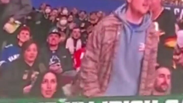 Sepanjang hidupku belum pernah melihat adegan yang begitu canggung