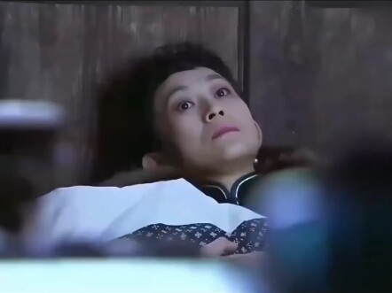 Yu Xiuning clutches her child, resigned to death, when suddenly Xu Zhongyi hasn’t left after all—her