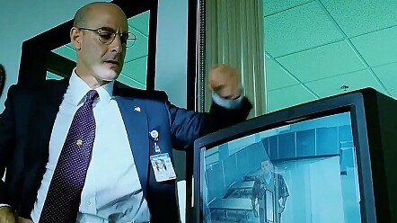 一场变故转眼间他的身份从这个世上消失了从此过上了流浪的生活