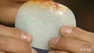 Saat melihat giok kuno, tanpa sengaja dia menyadari bahwa giok kuno yang dijual penjual gerobak ini 