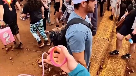 Đem một chiếc ghế ra đây ngồi, tôi có thể ngắm cả buổi chiều.