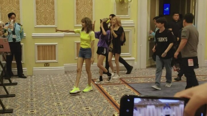 [แบล็กพิงก์] งานส่งท้ายที่มาเก๊า ลิซ่ารับหมวกสติชของฉันไป แล้วยังทักทายฉันด้วย ฉันแทบคลั่ง!