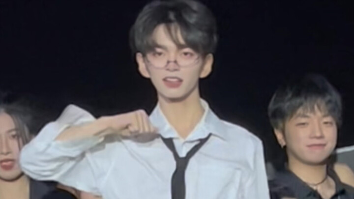 Male teacher dances on the playground with JISOO's flower? !