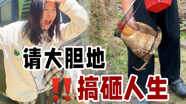 After being laid off at 30, this man decided to start raising chickens…