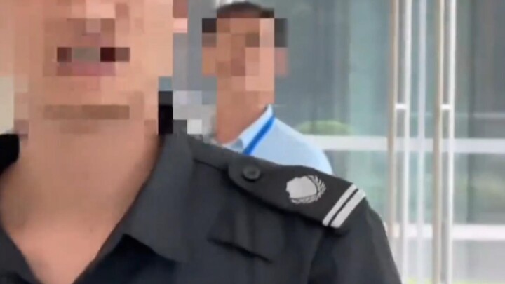 Ngồi bệt dưới đất, một sự phản kháng thầm lặng! Cô ấy thật dũng cảm.