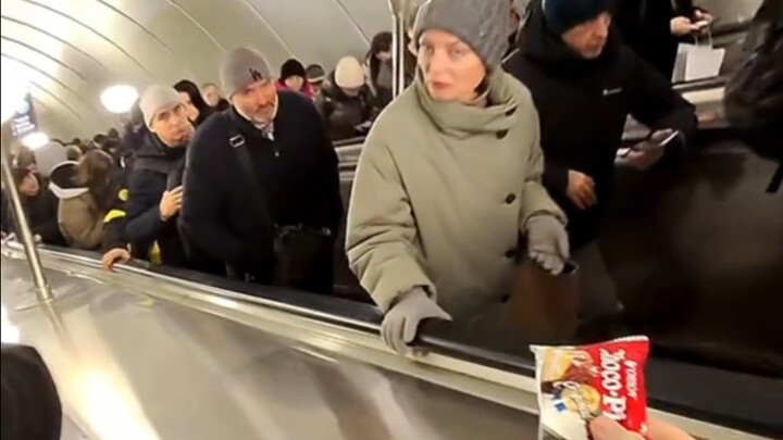 Giữ tinh thần vui vẻ trên tàu điện ngầm