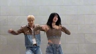 EXO Kainx TWICE Momo doing the 'Rover challenge'