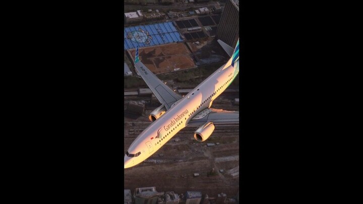 Pesawat Garuda Indonesia terbang rendah di atas Tokyo 🗼