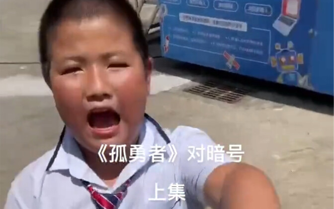 Yêu em một mình bước trong hẻm tối?