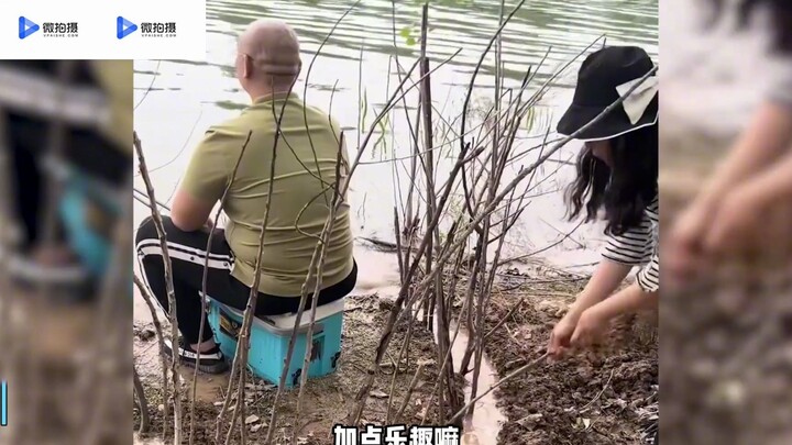 男子正专心钓鱼脚下竟变“孤岛”，看到幸灾乐祸的老婆顿悟