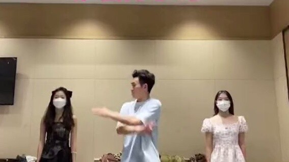 Why does my spinning fan give me the feeling of dancing Yangko?