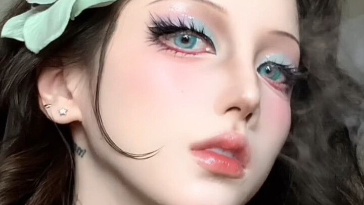 Fine eyebrows and fox-like lashes look so perfect together!