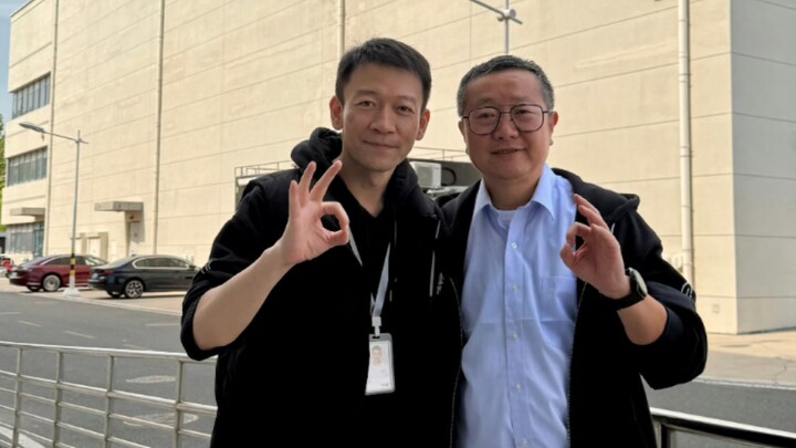 Liu Cixin visited the set of “The Wandering Earth 3” and posed for a commemorative photo with direct