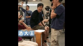 肖戰盛陽醉酒，看姊姊如何把他扛回家Xiao Zhan Shengyang was drunk. Let's see how the sister carried him home.