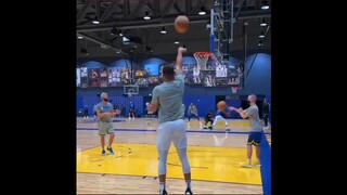 Stephen Curry Working Some New Moves 👀