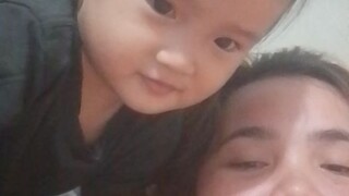 anak dan ibu nya sedang mengejek ayah nya di bilang kamera nya busuk