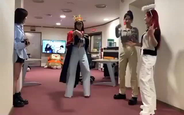 Eri: Ba người các bạn đã làm tôi trông như thế này, các bạn thấy tôi vui không? Tôi không muốn cười 