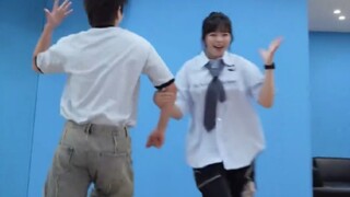 Ah ah ah ah interaksi pertama cha TWICE Jeongyeon x SHINee Onew cha segar seolah-olah adalah beatdru