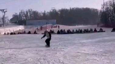 Từ xưa đến nay, bấm loạn vẫn ra chiêu cực mạnh. Dân trượt ván và dân nhảy hip-hop đều im lặng.