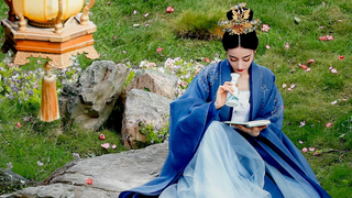 【جذب الانتباه】ضحكتني بشدة! قبل ثلاثة أشهر كنتم تسخرون من جمالها في الأزياء التاريخية، وبعد ثلاثة أشه