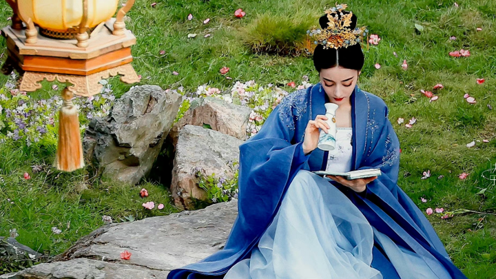 【جذب الانتباه】ضحكتني بشدة! قبل ثلاثة أشهر كنتم تسخرون من جمالها في الأزياء التاريخية، وبعد ثلاثة أشه