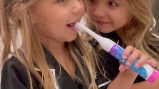 Hai chị em sinh đôi: Tôi đã nói là chúng ta trông giống nhau mà, sao chị không hiểu?