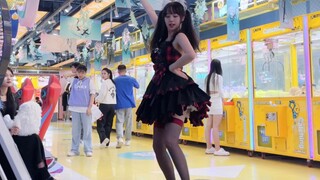 The knee-length black silk puffy skirt is absolutely in the field, the double ponytail dancing machi