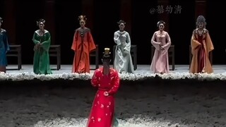 “十二钗，十二椅，十二悲，十二碑，终归是红楼一场梦。”