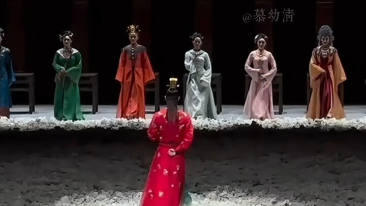 «اثنتا عشرة فتاة، اثنتا عشرة كرسيّة، اثنتا عشرة حسرة، اثنتا عشرة لوحة تذكارية، في النهاية كلها مجرد 