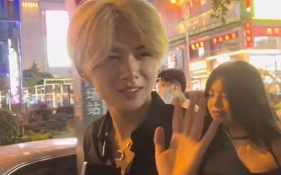 منظور معجب مخلص لـ «لوه ها» (مع نتائج رخصة القيادة الخاصة بـ هوانغ تسي تشن مرفقة)