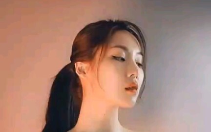 思绪万千恰似水，佳人丽影独倾城。6.82