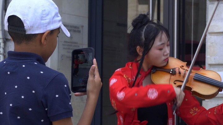 นักไวโอลินข้างถนนชาวฝรั่งเศสเล่นเพลง "Rose Boy" กุหลาบควรบานสะพรั่งไม่เหี่ยวเฉา