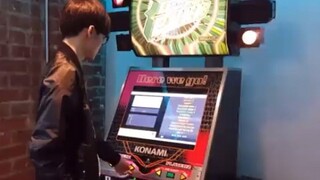 Faker plays DDR | Is this the kind of energy young people from 2002 should have!?