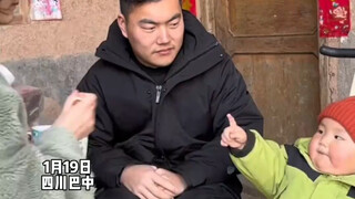 الطفل لا يأكل جيدًا، فطلبت الأم من الأب الذي كان بجوارها أن يُظهر له كيف يفعل ذلك... نُشّطاء الإنترن