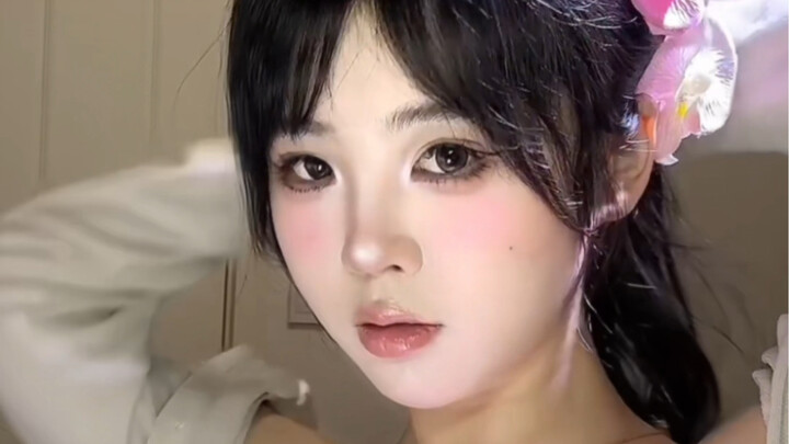 Recently obsessed with these affordable little floral hair accessories #hairclips #floralhairpins