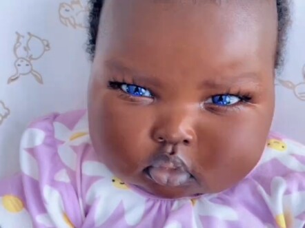Bayi campuran ras Tionghoa-Afrika yang sangat lucu