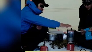 Wang Yibo eats steak in the snow at an altitude of 4,000 meters