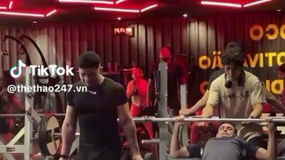 Guy screaming at the gym