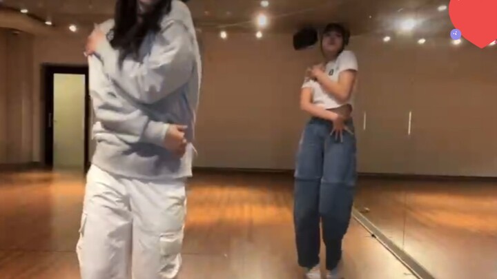 Cô ấy lại ở đây rồi. Người dẫn chương trình YOON lại nhảy live bài "Nxde"
