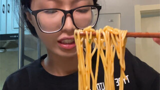 Mukbang dwibahasa Tiongkok-Inggris, tapi tidak ada muka