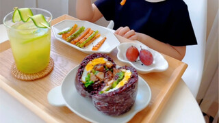 女儿的早餐100天不重样       今天做了照烧鸡腿饭团，想吃什么就往里放什么，还搭配了爽口的凉拌小菜。