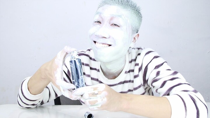 Lén lấy kem chống nắng của bạn gái, đổ cả hũ lên mặt, trắng đến đáng sợ