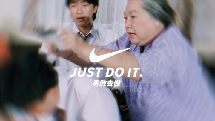 “Coba pakai backhand, seru banget!”