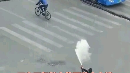 Thumbs up to the driver! Greatness comes from the ordinary, heroes come from the people! Relay spray