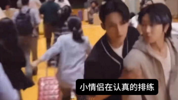 【كوي باي】"هو ليس شريراً... ليس شريراً ولا قاسياً" "على الأقل، هو يستمع لما أقوله"