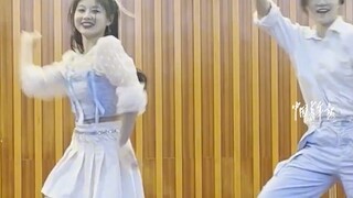 At a certain university's art week show, two girls performed a duet dance that rocked the crowd. #da