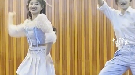 At a certain university's art week show, two girls performed a duet dance that rocked the crowd. #da