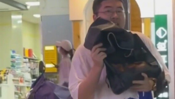 Aku tinggal di kawasan vila, malang sekali